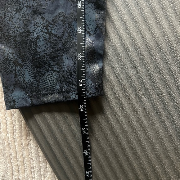 SPANX Booty Boost 7/8 Blue/Black Snakeskin Leggings - Picture 9 of 9